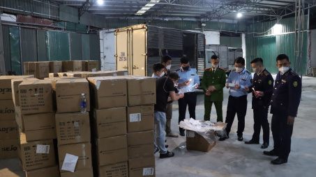 Gần 60.000 kit test nhanh Covid-19 và lô thuốc tân dược có trị giá trên 10 tỷ vừa bị thu giữ tại Cảng Hà Nội